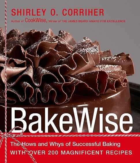 Shirley O. Corriher 的《BakeWise》封面，展示了一個帶有褶邊巧克力裝飾的巧克力蛋糕。