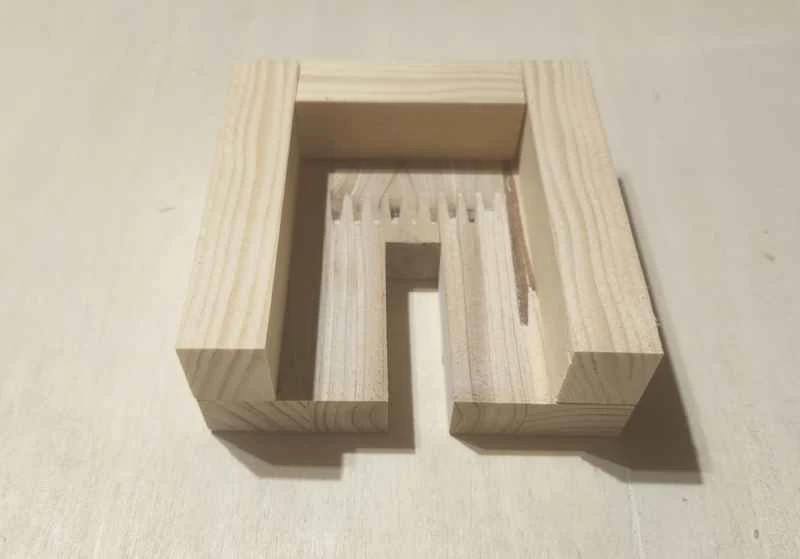 用幾小塊木頭拼湊成一個盒子,用來放置 USB 充電端口,可以塞到自製耳機支架下方。