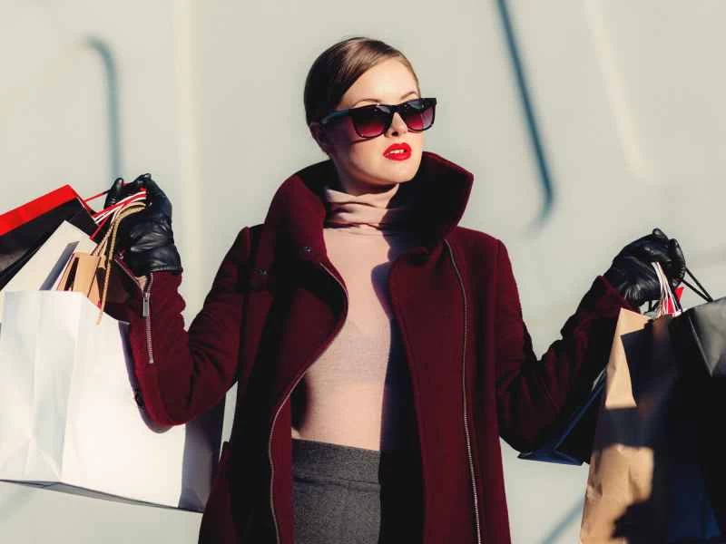 提著購物袋的人