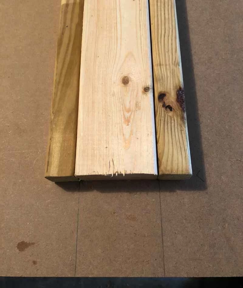 一塊中密度纖維板上,有一根2x4的木條,兩側各有一根1x1的木條。