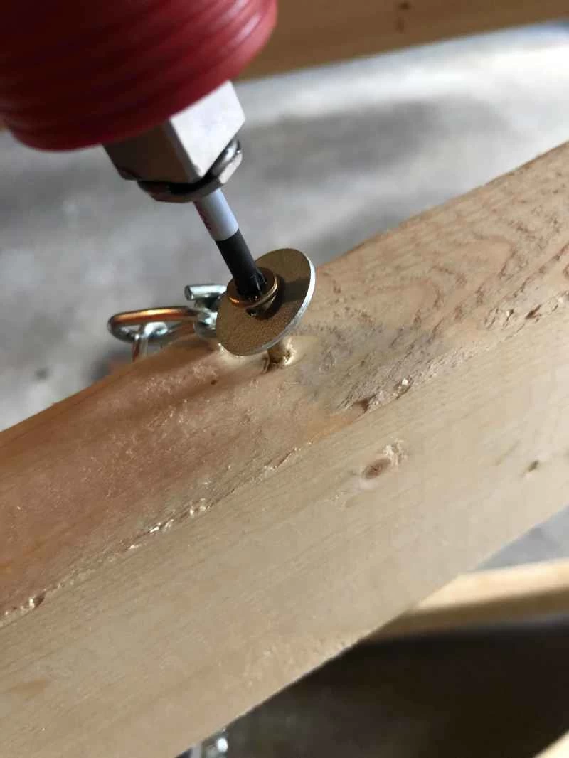 一個墊圈和螺絲將折疊式鋸架固定在一起