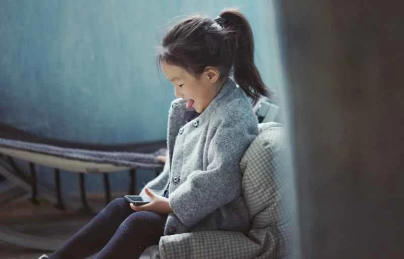孩子在玩智慧型手機