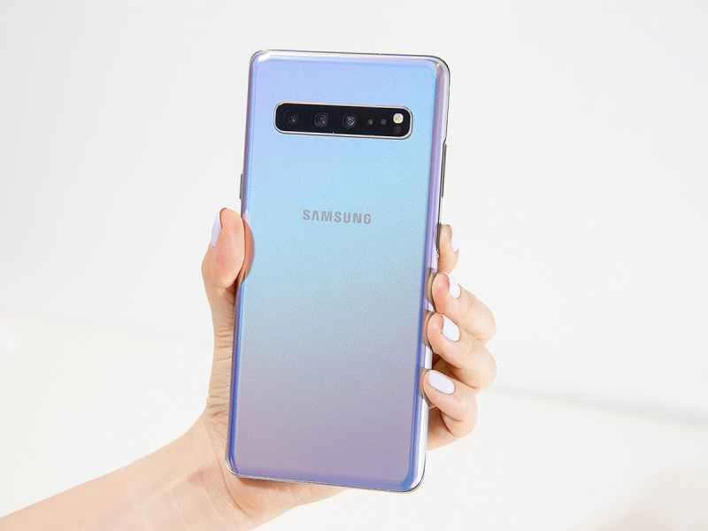 一個拿著三星Galaxy手機的人