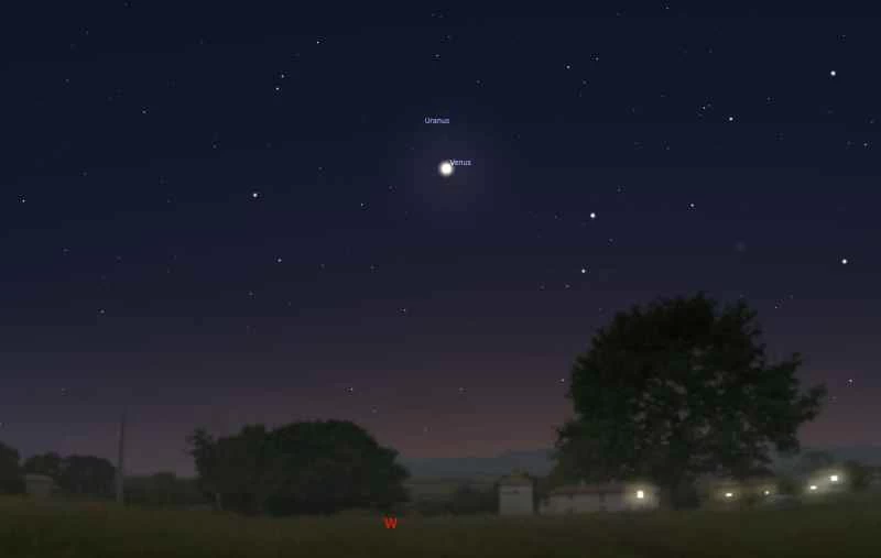 夜空中的地平線,金星高懸於天際,天王星在其上方,它們將出現在 2023 年 3 月 28 日星期二的行星連珠景像中。