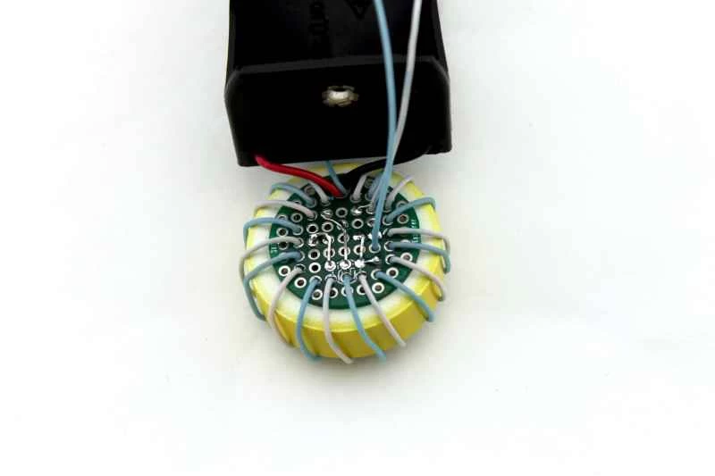 將環形線圈的導線穿過電路板