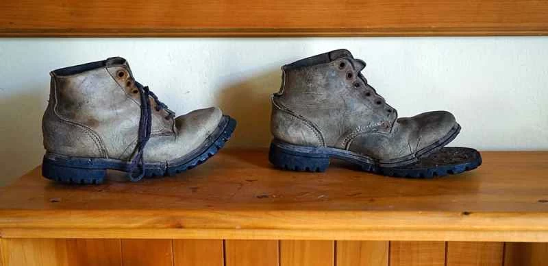 用膠帶修補鞋子