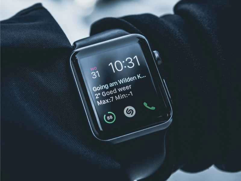 如何使用輔助觸控透過手勢操控 Apple Watch