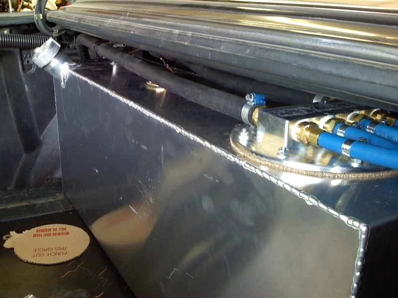 賓士車後車箱裡的植物油燃料箱。