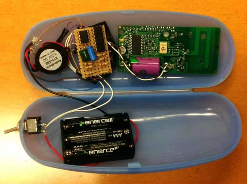 眼鏡盒裡的 E-ZHack