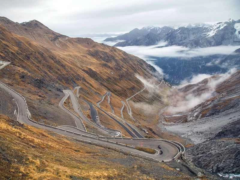 蜿蜒的道路和丘陵
