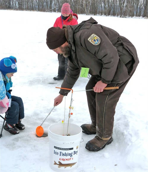 人們在湖面上冰上釣魚。