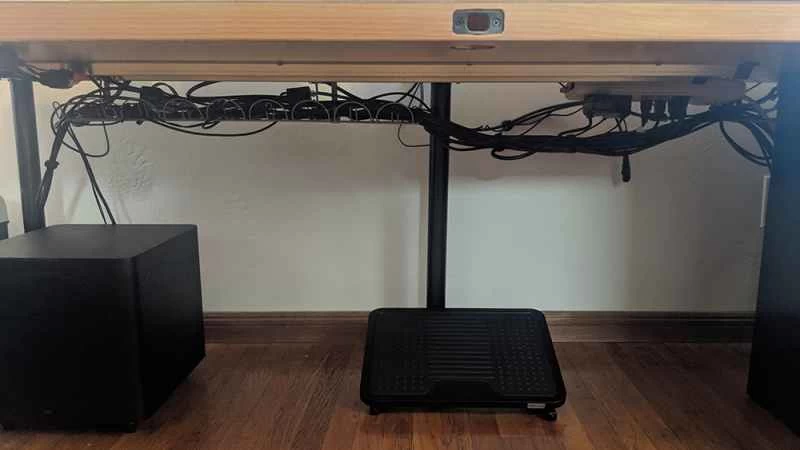 將桌子下方的電線捆紮起來，使其遠離地面。