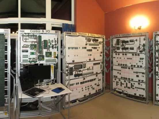 這傢伙一時興起，造了一台房間大小的電腦。