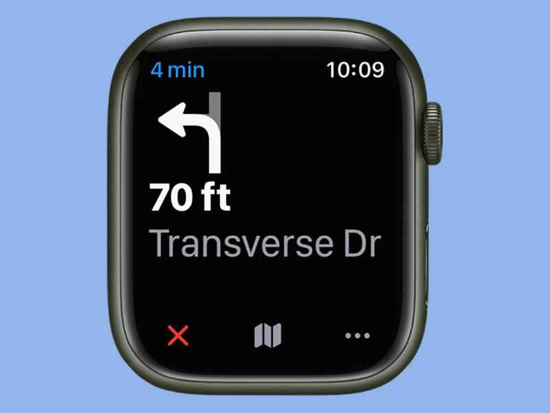 Apple Watch 地圖導航螢幕顯示，70 英尺後左轉進入橫向大道。
