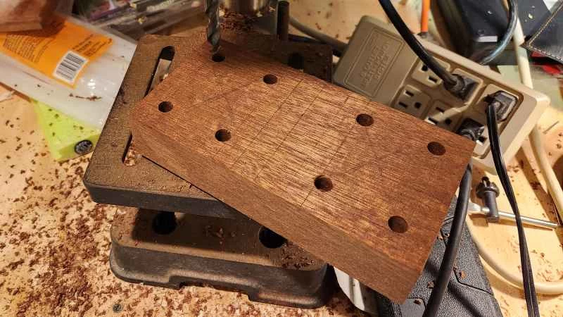 用曲線鋸切割自製無反彈錘的內部空腔