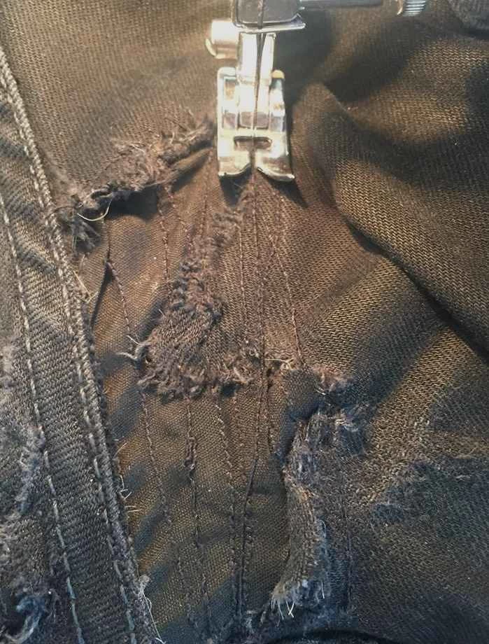 一台縫紉機重新穿上黑色牛仔褲