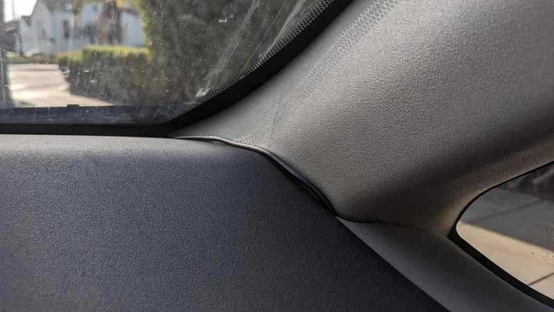 汽車裡，電纜橫跨在柱子上。