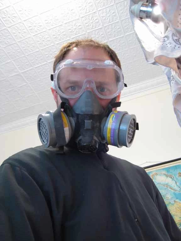 一名戴著呼吸器面罩的男子。