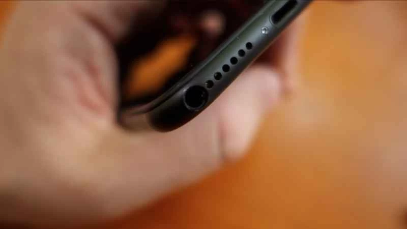 這位工程師花了四個月時間在一部 iPhone 7 上安裝耳機插孔。