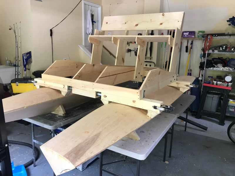 這是從里蒂的車庫裡看到的景象,他正在把浮筒安裝到船體的其他部分。