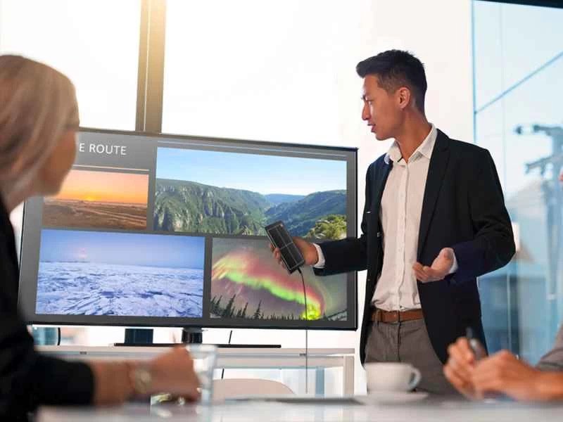 使用 Samsung DeX 在會議中進行演示的人員