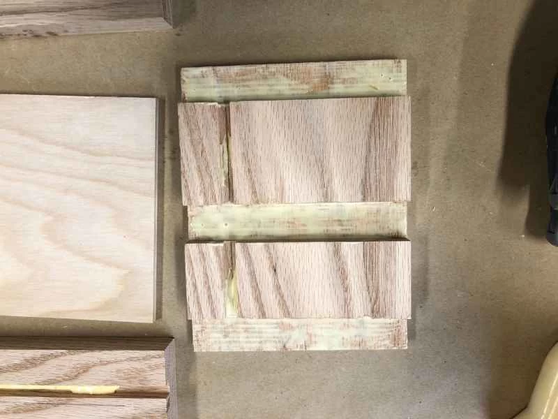 用橡木切割出榫槽，並填充木膠，製成鑰匙收納櫃架。