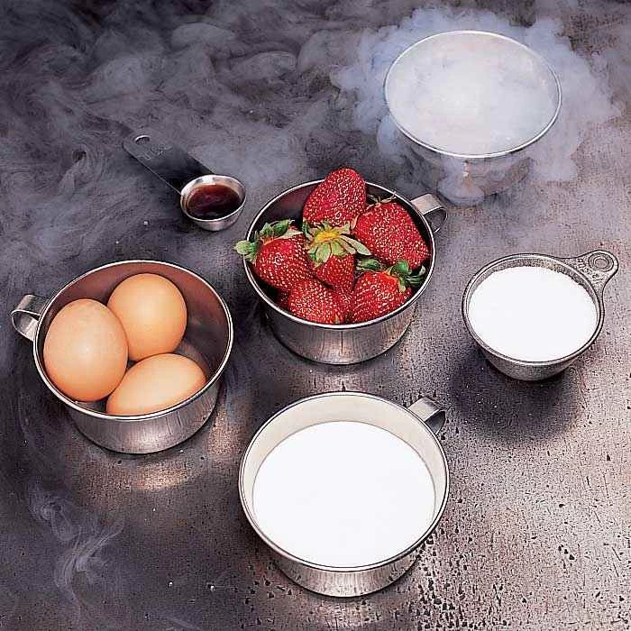 製作液態氮冰淇淋的原料：雞蛋、草莓、奶油和糖，全部放在被蒸氣包圍的金屬容器中。