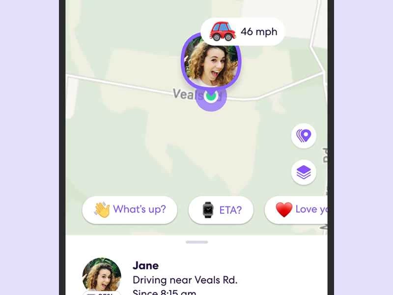 Life360 應用程式介面，顯示一個名叫 Jane 的人以每小時 46 英里的速度在路上行駛。