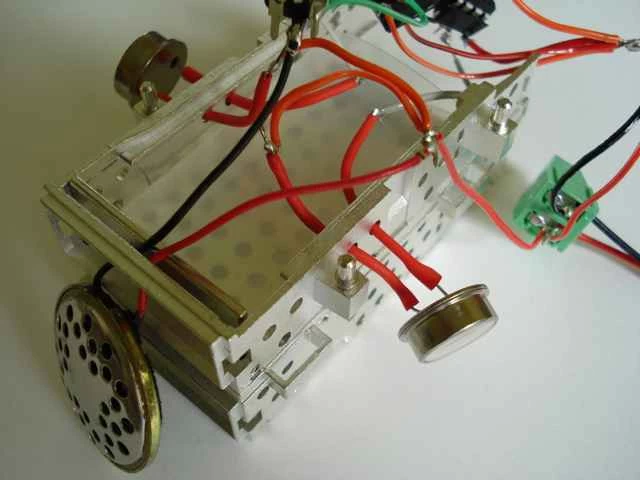 一個半組裝好的自製袖珍特雷門琴。