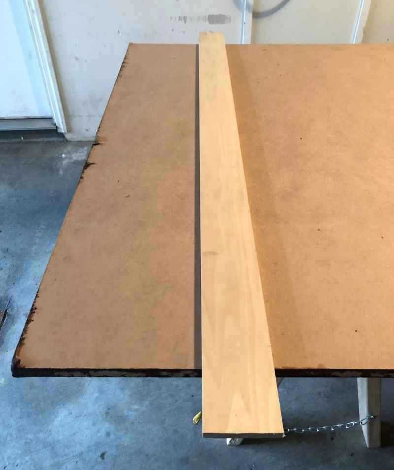 一塊楊木板放在中密度纖維板上,當直尺