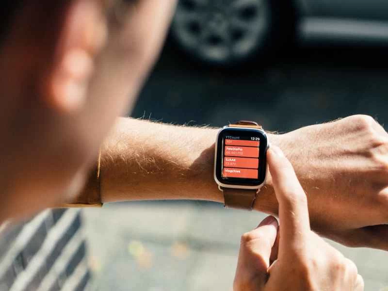 想減少使用智慧型手機的時間？那就買個智慧手錶吧。