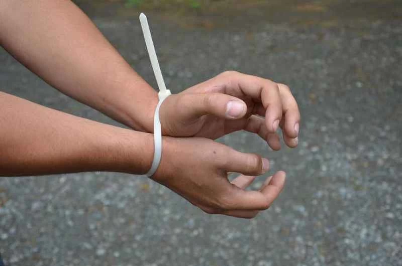 用紮帶固定腕帶