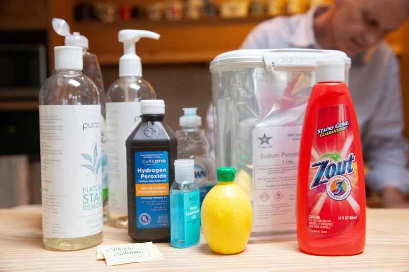 廚房檯面上擺放著清潔用品。