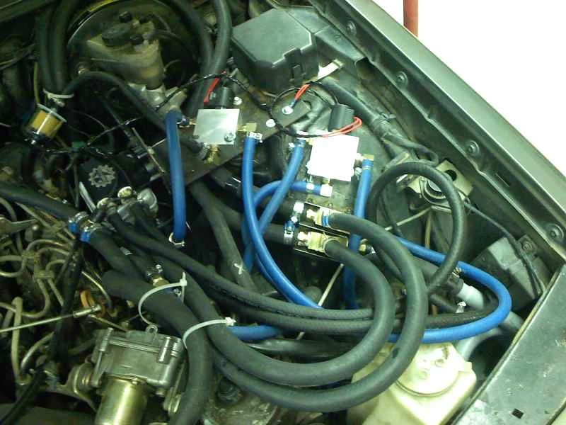 賓士車的引擎蓋下。