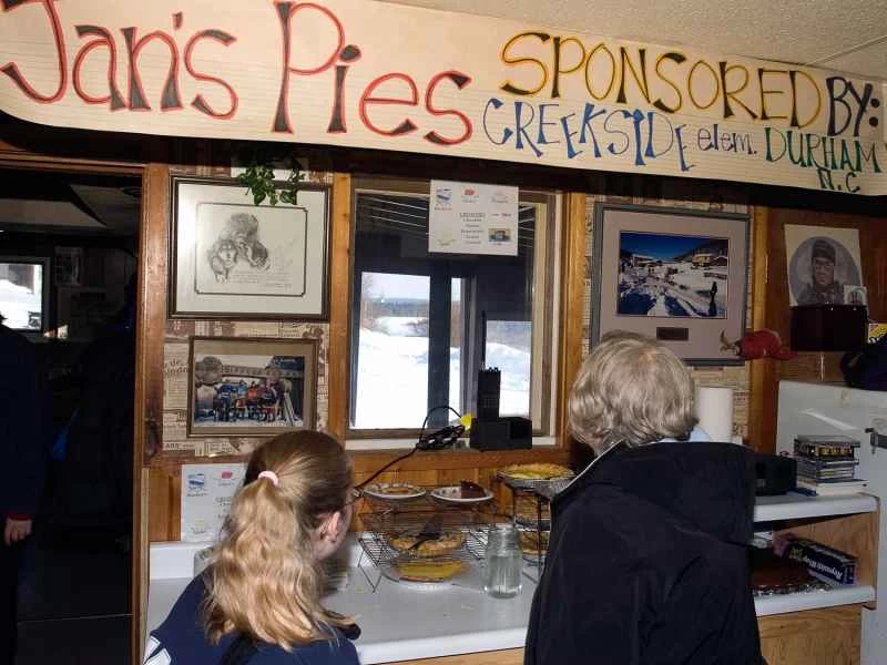 這個阿拉斯加小鎮是艾迪塔羅德狗拉雪橇比賽的重要一站——因為它的餡餅。