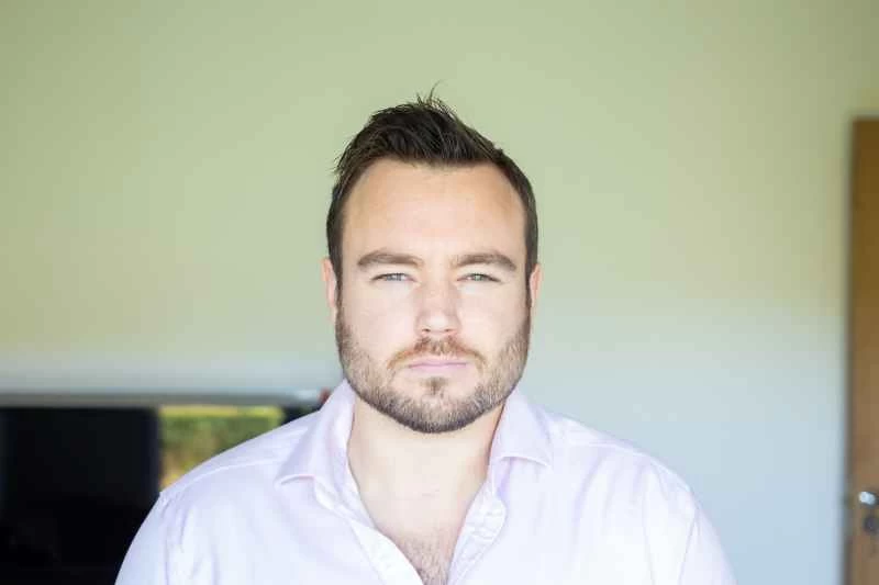 一位面容姣好的男士肖像