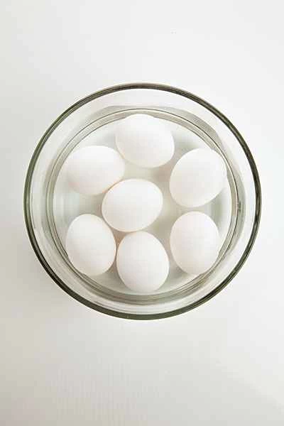 七個雞蛋放在一碗水中。