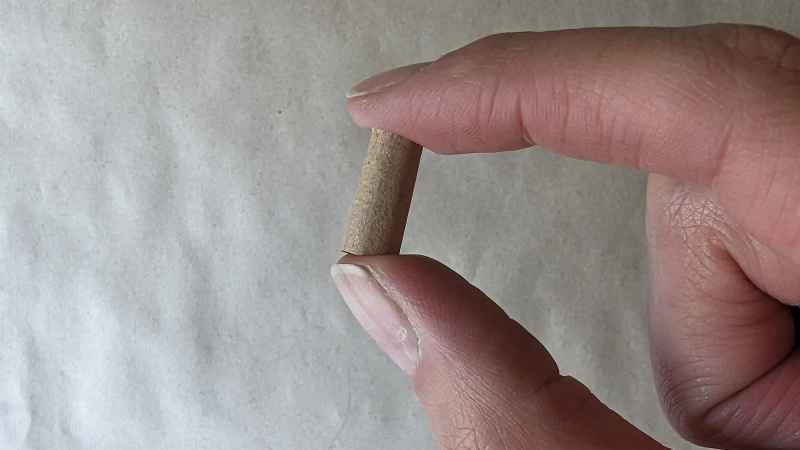 雙手拿著用於吸煙的紙板煙嘴。