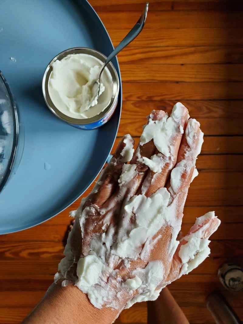 在手上塗抹起酥油