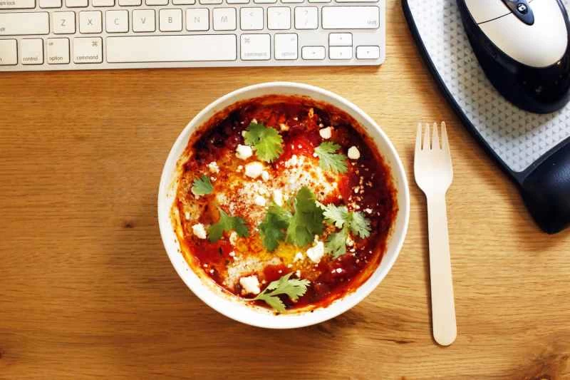 電腦旁桌上放著一份北非蛋。