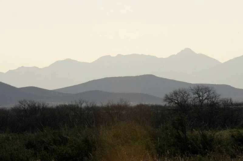 地平線上是連綿的山脈。