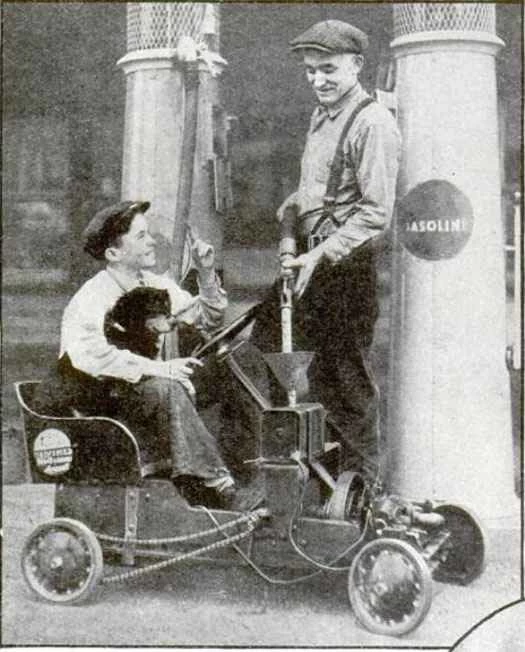《大眾科學》雜誌刊登了一張照片,照片中兩個男孩在加油站為他們用洗衣機改裝的類似卡丁車的車輛加油。坐在駕駛座上的男孩身邊有一隻黑狗。