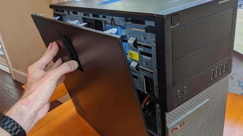 電腦主機側邊可手動開啟