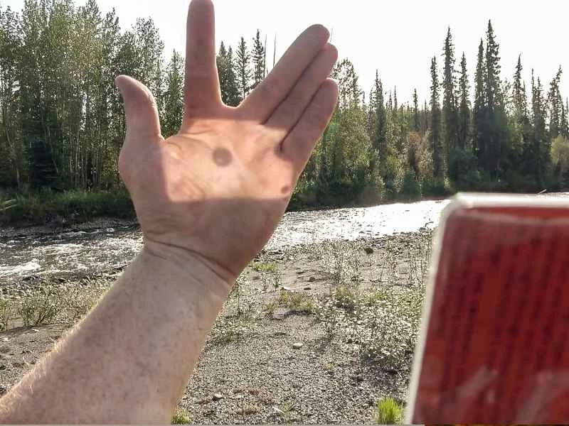 光線反射到伸出的手上，以示範訊號鏡的用途。