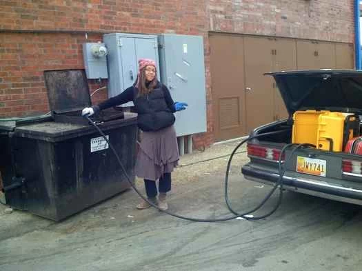 在德州馬爾法市的一個加油站後面,一名女子正在泵送廢油,準備將其用於附近一輛使用植物油的賓士車。