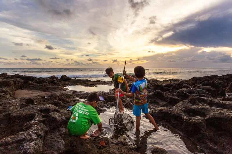 孩子們在海邊釣魚
