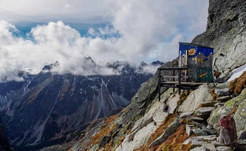 斯洛伐克高塔特拉山脈的戶外廁所,繪有花朵和色彩。