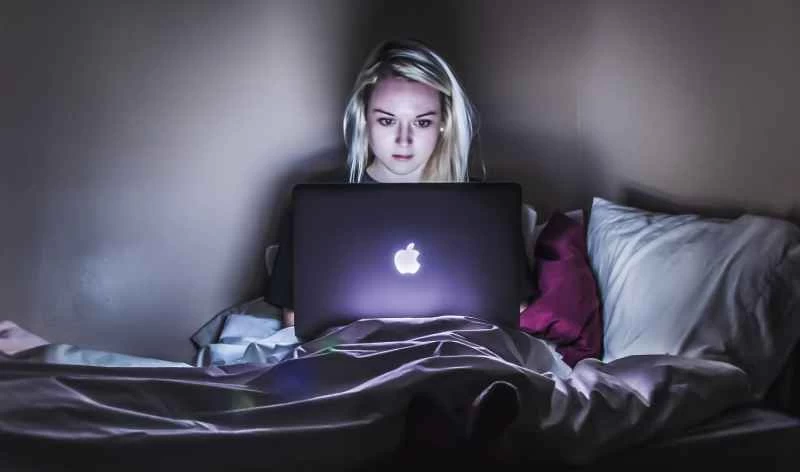 晚上用筆記型電腦的人