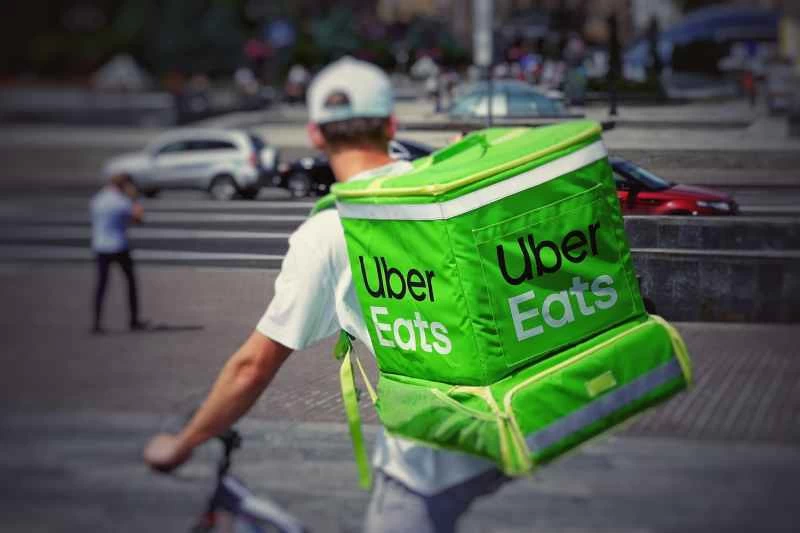 騎腳踏車的 Uber Eats 送餐員