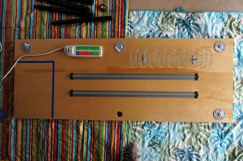 自製電腦桌桌面的底部,所有部件都已規劃好並擺放就位。